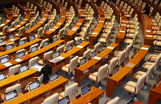 국회 관계자들이 30일 오전 야당 단독으로 '방송4법'이 통과한 이후 본회의장을 정리하고 있다.[연합뉴스 제공]